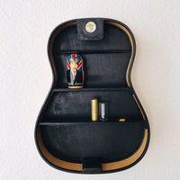 Regal Aus Einer Alten Gitarre Mit Floralem Akzent von KAFFEutin