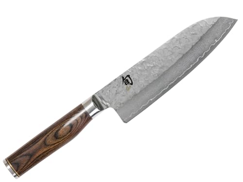 KAI Shun Premier Tim Mälzer japanisches Santoku 18 cm Klingenlänge - VG-MAX Kern 61 HRC, 32 Lagen Damast hochglanzpoliert - Pakkaholz mittelbraun gemasert - Hammerschlagoberfläche - Made in Japan von KAI