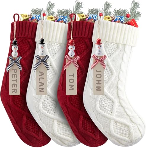 KALDJKS 4 Stück Weihnachtsstrumpf, 46cm Große Kabel Gestrickt Weihnachtssocken Deko mit Namensschildern Nikolausstrumpf zum Befüllen & Aufhängen für Kamin, Weihnachtsbaum, Schaufenster (Rot, Weiß) KALDJKS 4 Stück Weihnachtsstrumpf, 46cm Große Kabel Gestrickt Weihnachtssocken Deko mit Namensschildern Nikolausstrumpf zum Befüllen & Aufhängen für Kamin, Weihnachtsbaum, Schaufenster (Rot, Weiß) von KALDJKS