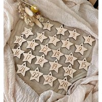 Adventskalender Zahlen Aus Holz - Sternanhänger 1-24 von KARTENundMEER