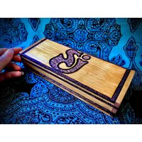 Custom String Käse Vorfall Logo Holz Verbrannt Holzkiste von KATAiiA