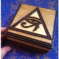 Eye Of Ra Illuminati Wood Gebrannte Holzkiste von KATAiiA