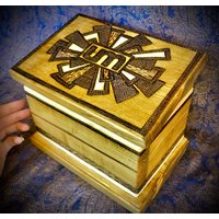 Hand Woodburned Holzkiste Oder Urn Asche Customized Hand Woodburned Holzkiste Oder Urn Asche Customized von KATAiiA