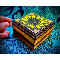 Sonnenblume Hand Woodburned Geschenkbox von KATAiiA