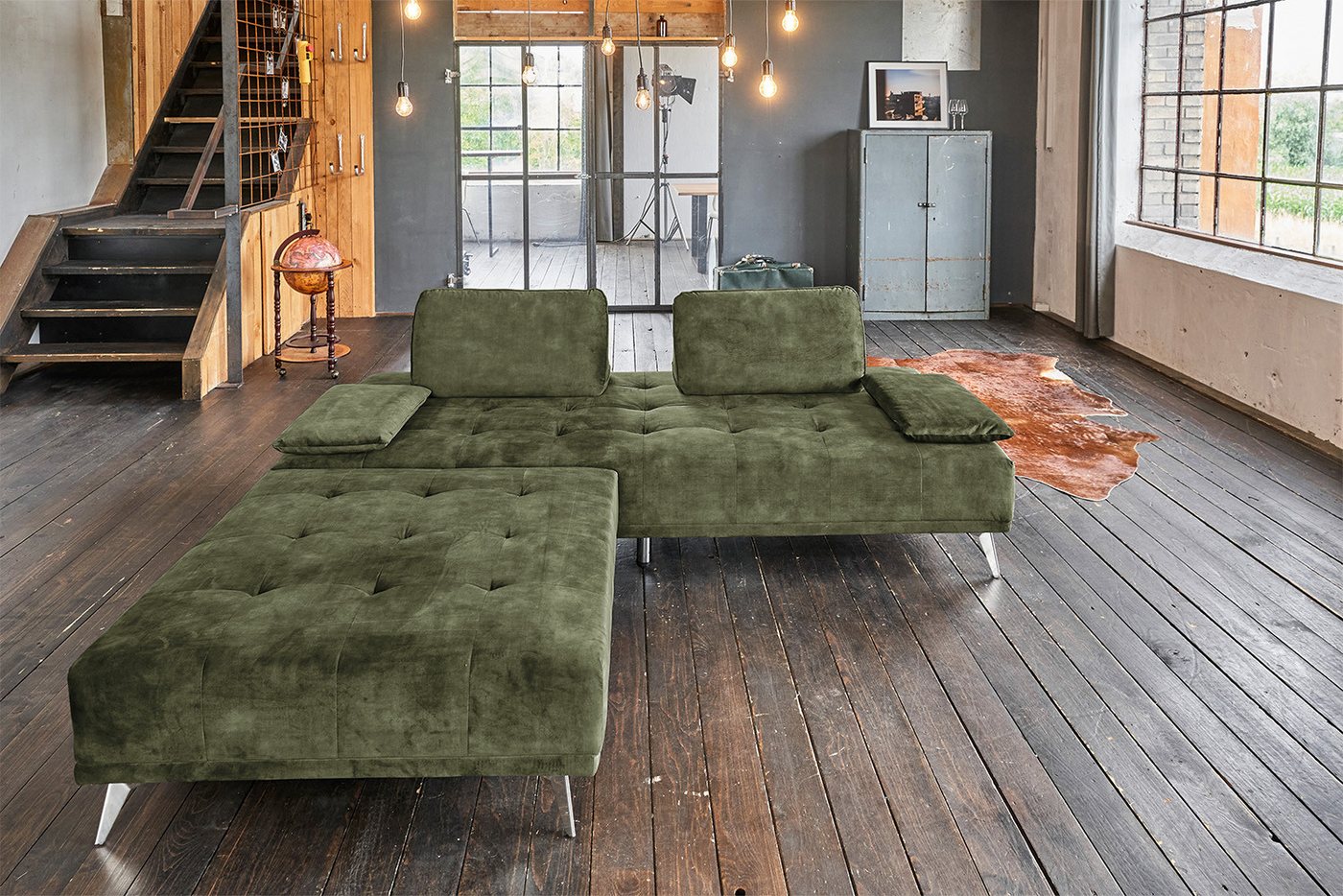 KAWOLA Schlafsofa WIOLO Velvet moosgrün - Bequeme Liegefläche - Gästebett, Modernes Daybed mit Kissen und Hocker, Schlafcouch, Wohnzimmer Sofa von KAWOLA