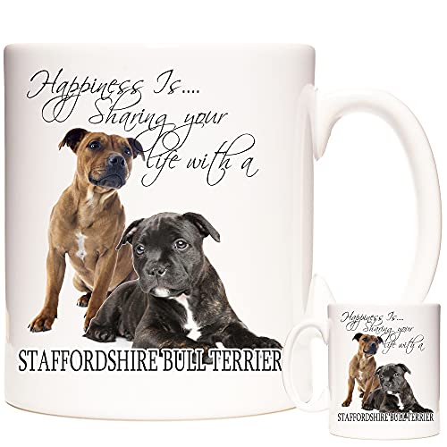 Brindle Staffordshire Bull Terrier Hund Keramik Geschenk Tasse Staffy Mug Happiness is Mikrowellen- und spülmaschinenfest von KAZMUGZ