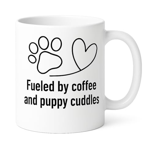 KAZMUGZ Fueled by Coffee and Puppy Cuddles Tasse – Keramiktasse mit Pfoten- und Herz-Design – Geschenk für Hundeliebhaber – spülmaschinen- und mikrowellengeeignet – Lieferung in weißer Geschenkbox von KAZMUGZ