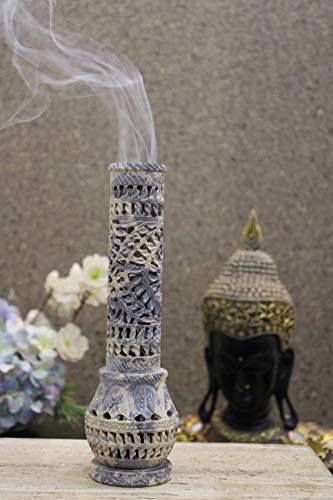 KC KULLICRAFT Handgeschnitzter Speckstein-Räucherstäbchenhalter/Kerzenhalter/Teelichthalter in floraler Jaali-Arbeit in Flaschenform (6,3 x 6,3 x 25,4 cm) von KC KULLICRAFT