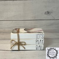 Baseball-Thema Mini-Holzbuchstapel/Let's Play Ball/Tier-Tablett-Dekor/Baseball-Tiertablett/Bauernhaus/Holzbücher/Baseball/Baseball Baseball-Thema Mini-Holzbuchstapel/Let's Play Ball/Tier-Tablett-Dekor/Baseball-Tiertablett/Bauernhaus/Holzbücher/Baseball/Baseball von KCRusticDesignsCo