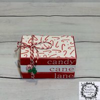 Candy Cane Lane Mini Holz Bücherstapel/ Weihnachtsdeko/ Weihnachtstablett/ Zuckerstangen/ Bücher von KCRusticDesignsCo