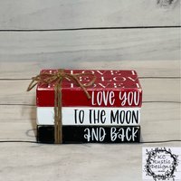 Valentinstag Mini Holz Bücherstapel/Liebe Dich Zum Mond Und Zurück Tiered Tablett Dekor Bücher Stapeln von KCRusticDesignsCo