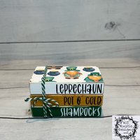 st. Patrick's Day Dekor/ Holz Bücher/ Kobold/ Pot O' Gold/ Kleeblätter/ Patty Tier Tablett Dekor von KCRusticDesignsCo