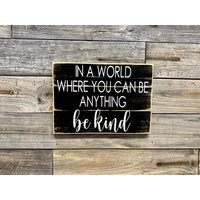 In A World Where You Can Be Anything Kind/Schild Wand Zitat Inspirational von KDCobbleShop