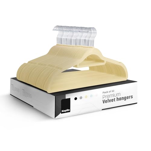 KEPLIN Kleiderbügel Samt (45 cm) 50 Stück - Dünne, rutschfeste Kleiderbügel mit Krawattenstange und 360° Haken für zu Hause, Robuste & platzsparende Kleiderbügel für Anzüge und Jacken (Creme) von KEPLIN