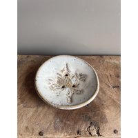 Seifenschale Keramik Weiß Mit Lotus von KERAMIKBRAND