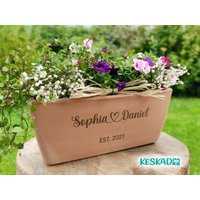 Personalisierter Terracotta Blumenkasten Geschenk Zur Hochzeit Jahrestag Jubiläum Ton Topf Mit Gravur Pflanzkasten Balkonkasten Geldgeschenk von KESKADO