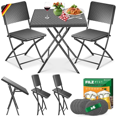 KESSER® Bistroset 3-teilig Balkontisch mit 2 Stühlen | Balkonmöbel Wetterfest & UV-beständig Balkonset klappbare Sitzgruppe | Beschichtetes Stahl & Rattan-Optik | Gartenmöbelset mit 6 Filz-Untersetzer von KESSER