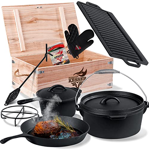 KESSER® Dutch Oven Set 9-teilig in Holzkiste mit Dutch Oven Mit viel Zubehör - Gusseisen - bereits eingebrannt mit Kochtopf Grillplatte Pfanne Deckelheber Inkl. Rezeptbuch Handschuhe von KESSER