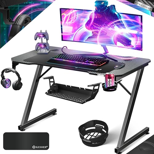 KESSER® Gaming Tisch 120cm x 60cm | Z-Form Gamer Schreibtisch | Kopfhörerhaken & Kohlebeschichtung | Ergonomischer PC Computertisch | Stabiler Tisch mit Mauspad & Getränkehalter Schwarz von KESSER