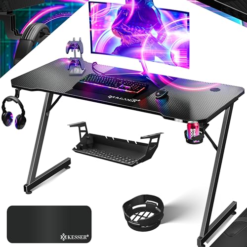 KESSER® Gaming Tisch 140cm x 60cm | Z-Form Gamer Schreibtisch | Kopfhörerhaken & Kohlebeschichtung | Ergonomischer PC Computertisch | Stabiler Tisch mit Mauspad & Getränkehalter Schwarz von KESSER