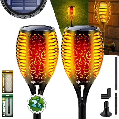 KESSER® Gartenfackel Solar 2er Set Solarleuchten 96 LEDs Flamme mit Wandhalterung + Erdspieß Licht-Sensor Wetterfest Garten Solarleuchte Fackel Lichter LED Gartenlampe Solarlampe Flammenlicht von KESSER