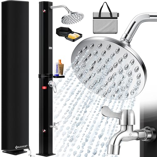 KESSER® Solardusche 40 Liter Solar Gartendusche inkl. Metall-Duschablage & Schutzhaube | warmes Wasser | max. 60°C | ohne Stromanschluss | Pooldusche Camping| Regenduschkopf und Wasserhahn | Schwarz von KESSER