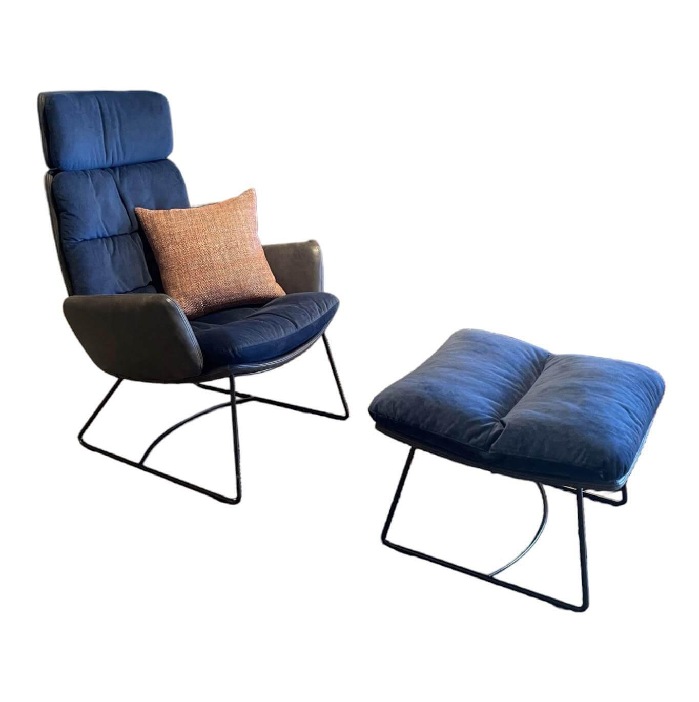 Sessel Arva Lounge Stoff Seven Navy 49 Blau Rücken Leder mit Ottoman von KFF