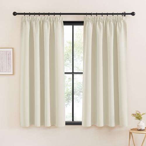KGORGE Beige Gardinen mit Kräuselband Kurz 2er Set 145 x 140 cm(HxB) Verdunkelungsvorhang für Schiene Fenster Vorhang Blickdicht Thermovorhang Hitzeschutz Kräuselband, Hellbeige von KGORGE
