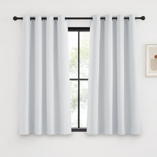 KGORGE Thermovorhänge gegen Hitze Verdunkelungsvorhang Weiss Ösenschal 2er Set 175 x 140 cm(HxB) Kurze Gardinen Weiss Blickdicht Wohnzimmer Vorhänge Kurz, Grauweiß von KGORGE