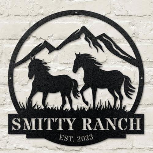 KGYMOT Personalisiertes Wildpferde-Metallschild Monogramm Benutzerdefiniertes Pferde-Schild Wandkunst Dekoration für stabile Ranch Barn Dekor von KGYMOT