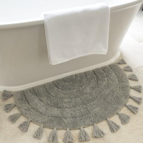 Schöner Boho-Teppich mit Quasten für Ihr Badezimmer – weiche Halbkreismatte aus 100 % Baumwolle passt perfekt in Ihr Zuhause – ein niedlicher, rutschfester und saugfähiger Häkelteppich, ideal zur Schöner Boho-Teppich mit Quasten für Ihr Badezimmer – weiche Halbkreismatte aus 100 % Baumwolle passt perfekt in Ihr Zuhause – ein niedlicher, rutschfester und saugfähiger Häkelteppich, ideal zur von KIBAGA