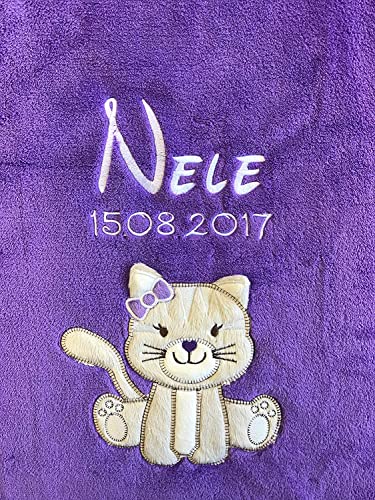 KIDDI-MEDIA Babydecke mit Name und Geburtsdatum Bestickt/kuschelig weich / 1A Qualität (Lila - Katze) von KIDDI-MEDIA