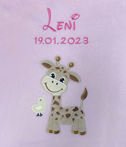 KIDDI-MEDIA Babydecke mit Name und Geburtsdatum Bestickt/kuschelig weich / 1A Qualität (Rosa - Giraffe KM) von KIDDI-MEDIA