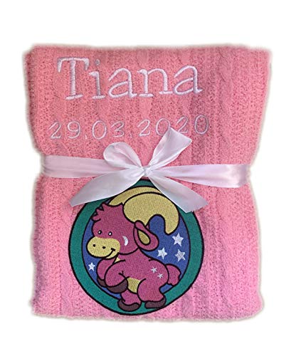KIDDI-MEDIA Sternzeichen - Babydecke Bestickt mit Name und Geburtsdatum/kuschelig weich (Pink) von KIDDI-MEDIA