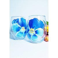 Handbemalte Randlose Weingläser Mit Stiefmütterchen in Blau, Gelb Und Weiß. | 2 von KINDLYKRAFTEDDESIGN