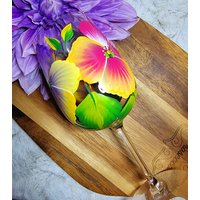 Helles Handbemaltes Pansey Weinglas, 17Oz von KINDLYKRAFTEDDESIGN