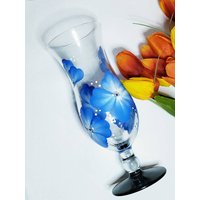Pina Colada Aus Bemaltem Glas Mit Blauen Und Weißen Blumen, Schwarzem Boden von KINDLYKRAFTEDDESIGN