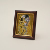 Der Kuss Von Gustav Klimt | Das Liebespaar - Gesticktes Bild Im Holzrahmen Handgefertigt in Wien Geschenk An Die Liebe von KINDLwien
