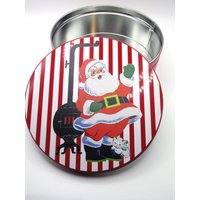 Retro Weihnachtsplätzchen Dose Santa Behälter 1950Er Jahre Stil Candy Box Kitschmas Behandelt Rote Basis Blau Gemustertes Kätzchen Cane Stripe von KITSCHMASSHOP