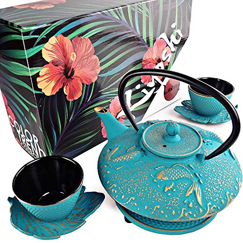 KIYOSHI Luxury Japanisches Teeservice "Türkise Koi" Gusseisen Teekanne mit 2 Teetassen, 2 Untertassen, losen Tee-Sieb und Teekannen-Untersetzer Zeremonielles Matcha-Zubehör von KIYOSHI Luxury