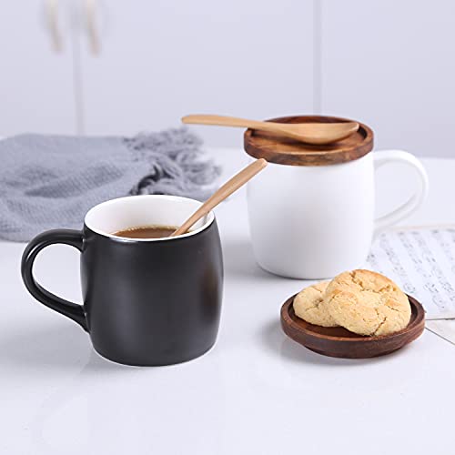 KKC Kaffeetassen, 400ML Kaffeebecher Set of 2 mit holzdeckel und Kaffeelöffel, Schwarz und Weiß Tassen Geschenkset aus Porzellan von KKC