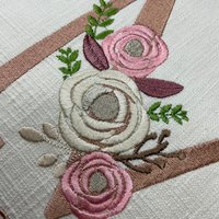 Mädchen Namen Kissenbezug Gestickt Blumen Initial Name Für Prinzessin Bett Rose Gold Rosa Handmade in Uk Einzigartiges Geschenk von KKPearlDecor