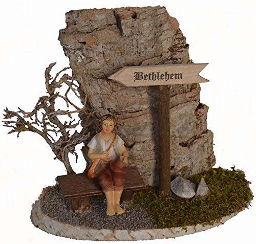 KLB Krippenzubehör Krippenset Bethlehem Schild und Bank mit Hirte mit Strauch vor Kork-Felsen aus Baum-rinde von KLB