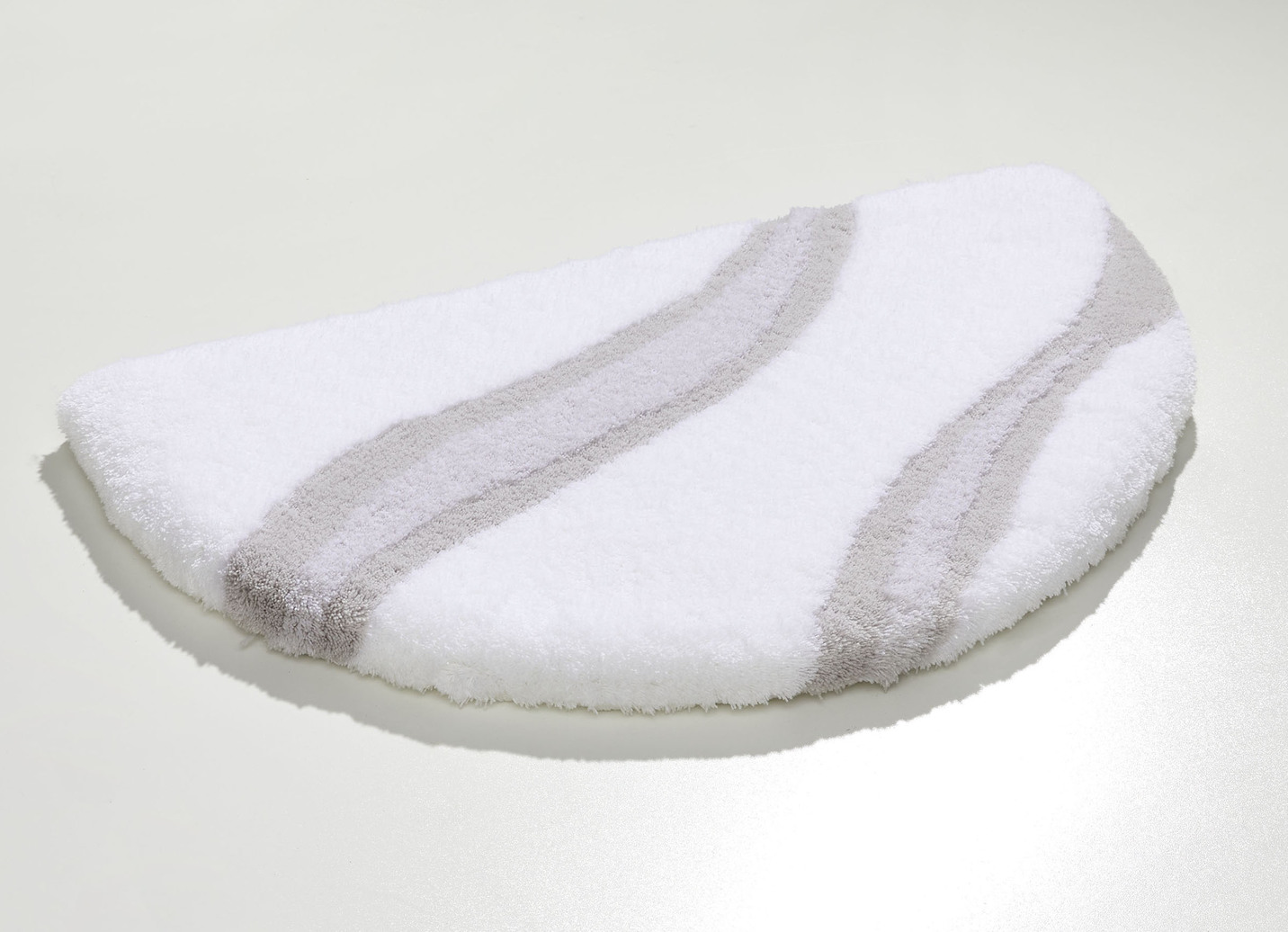 Moderne Badgarnitur von Kleine Wolke, Größe 100 (Vorleger halbrund, 50/ 80 cm, Weiss-Silber Moderne Badgarnitur von Kleine Wolke, Größe 100 (Vorleger halbrund, 50/ 80 cm, Weiss-Silber von KLEINE WOLKE