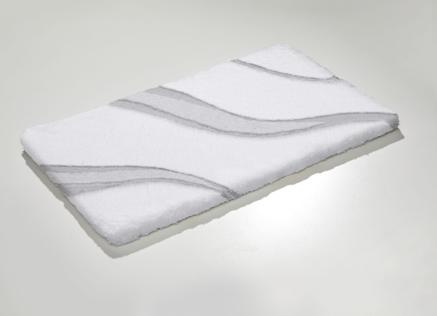 Moderne Badgarnitur von Kleine Wolke, Größe 101 (Teppich, 50x90 cm), Weiss-Silber von KLEINE WOLKE