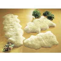 Bettumrandung aus echtem Lammfell in Tierform Bettumrandung aus echtem Lammfell in Tierform von KLINGEL DE