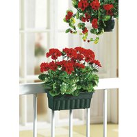 Täuschend echt wirkende Geranien mit Balkonkasten Täuschend echt wirkende Geranien mit Balkonkasten von KLINGEL DE