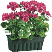 Täuschend echt wirkende Geranien mit Balkonkasten Täuschend echt wirkende Geranien mit Balkonkasten von KLINGEL DE