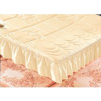 Tagesdecke mit Volantabschluss Tagesdecke mit Volantabschluss von KLINGEL DE