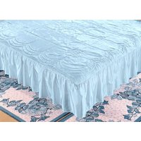 Tagesdecke mit Volantabschluss Tagesdecke mit Volantabschluss von KLINGEL DE